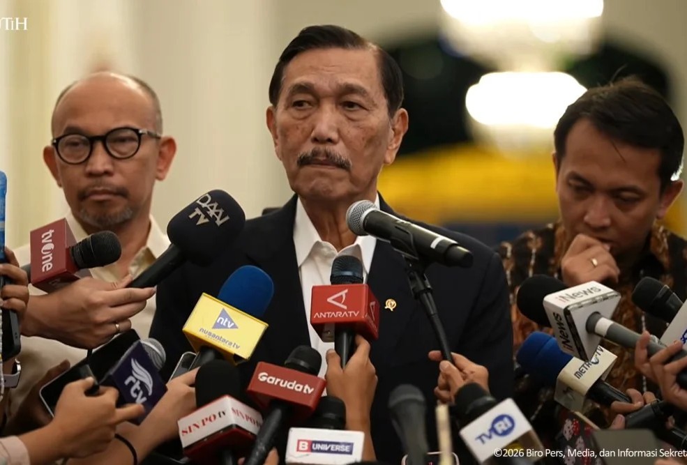 Ketua DEN, Luhut Binsar Pandjaitan (tengah) saat memberi keterangan kepada awak media (dok. Setpres)