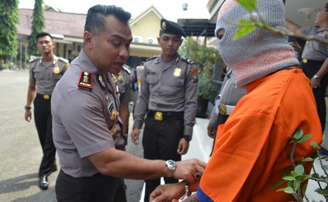 Kapolres Ponorogo AKBP Ricky Purnama saat menginterogasi pelaku. foto: BANGSAONLINE