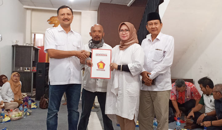 Bendahara DPC Gerindra Gresik, Hj. Nur Saidah saat mengambil formulir bacawabup, kemarin. foto: SYUHUD/BANGSAONLINE