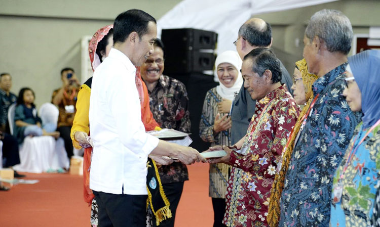 Presiden RI Joko Widodo dalam acara penyerahkan sertifikat tanah untuk masyarakat Jawa Timur di Gedung Wahana Ekspresi Poesponegoro, Kabupaten Gresik, Senin(27/1). foto: istimewa/ bangsaonline.com