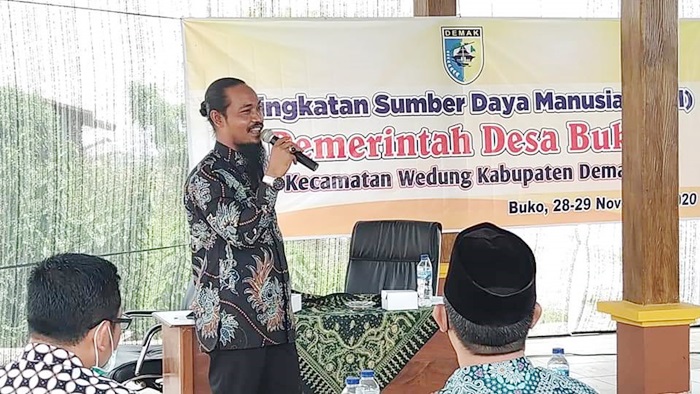 Kades Sekapuk Abdul Halim saat menjadi narasumber dalam kegiatan yang digelar Pemdes Buko, Demak, Jawa Tengah. foto: ist.