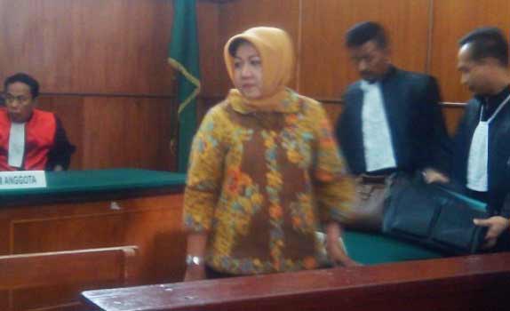 Bu Lurah Diah Ernawati saat menjalani sidang sidang perdananya di PN Surabaya, bulan Februari lalu. (foto: surya)