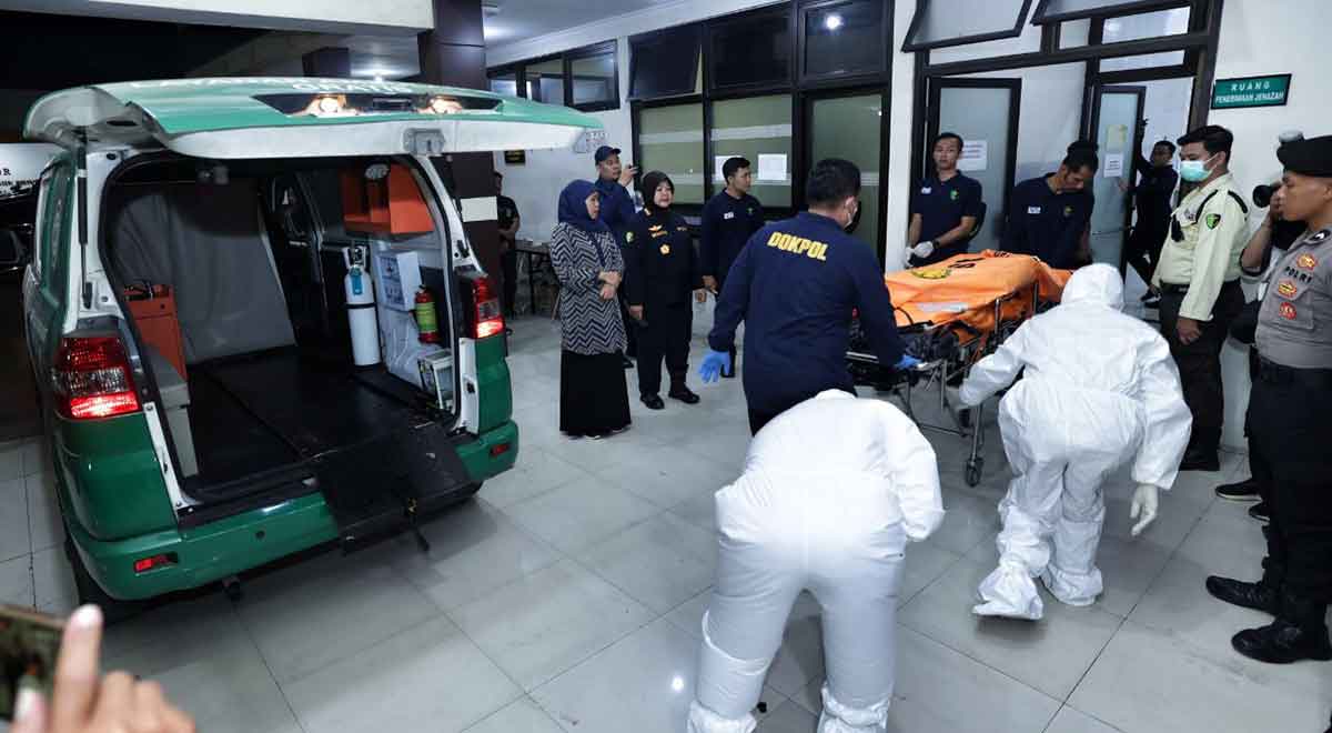 Petugas dari RS Bhayangkara saat mengidentifikasi korban reruntuhan Ponpes Al Khoziny, Sidoarjo.