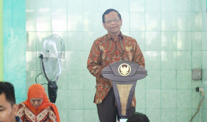 Menko Polhukam Mahfud MD saat memberikan paparan tentang RUU Omnibus Law kepada ratusan pekerja di Sidoarjo.