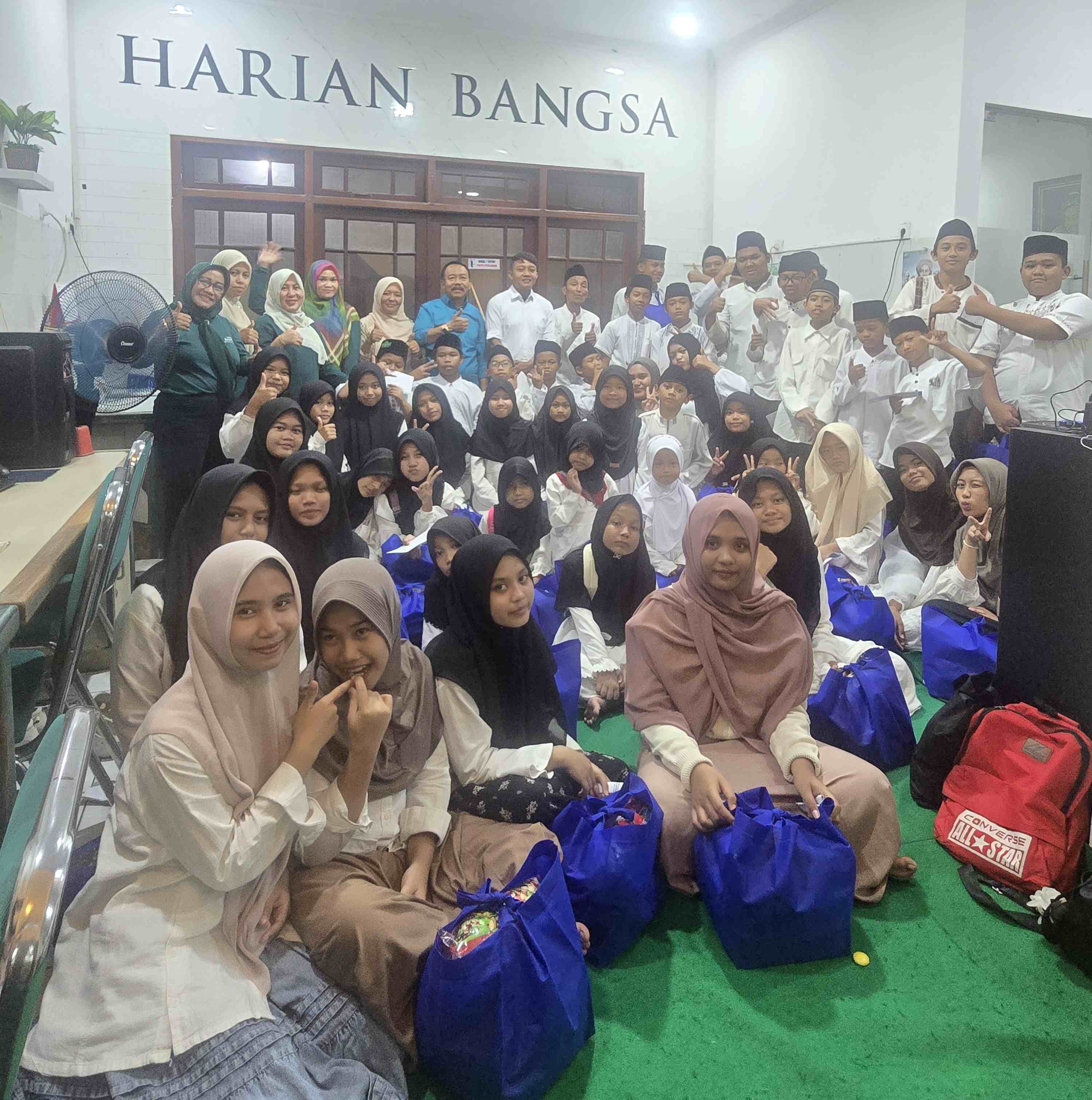 Para anak yatim dari Pondok Pesantren Al Bishti Surabaya saat foto bersama dengan para pimpinan HARIAN BANGSA dalam acara HUT ke-26 HARIAN BANGSA di kantor Jalan Cipta Menanggal I nomor 35 Surabaya, Senin 2 Maret 2026. Foto: HARIAN BANGSA