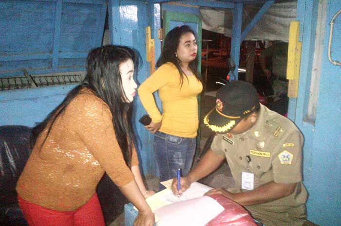 Petugas Dispol PP Gresik saat mendata para penjaga kafe. foto: SYUHUD/ BANGSAONLINE