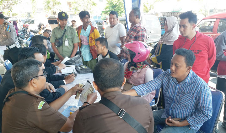 Para pelanggar yang terjaring operasi patuh semeru di Alun-alun Bangkalan langsung disidang di tempat, Selasa (10/09/2019). foto: FAUZI/ BANGSAONLINE