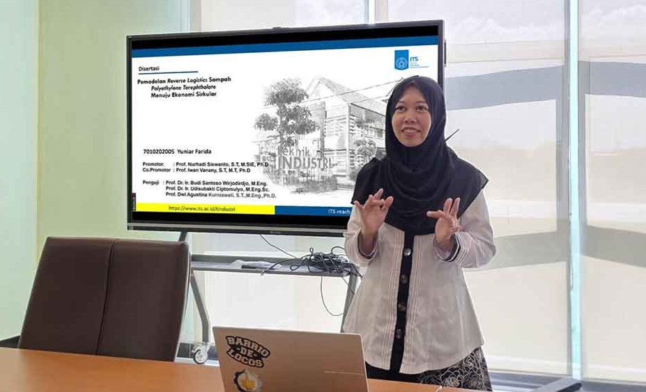 Yuniar Farida saat memaparkan disertasinya dalam Sidang Promosi Doktor di Departemen Teknik Sistem dan Industri ITS. (Ist)