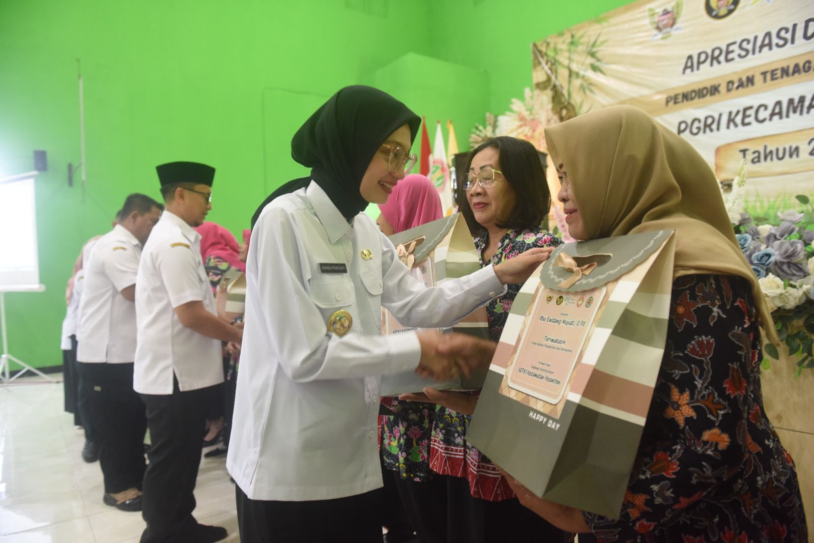 Wali Kota Kediri saat menyerahkan tali asih kepada 13 orang pendidik dan tenaga kependidikan IGTKI Kecamatan Pesantren yang purna tugas. (Ist). 