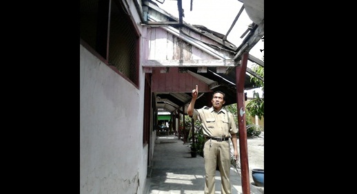RUSAK BERAT. SDN 1 Ledok wetan Bojonegoro kondisinya tampak rusak berat. Disdik menyiapkan Rp 12 miliar untuk rehab ratusan gedung SD yang rusak. Foto: eky nurhadi/BANGSAONLINE