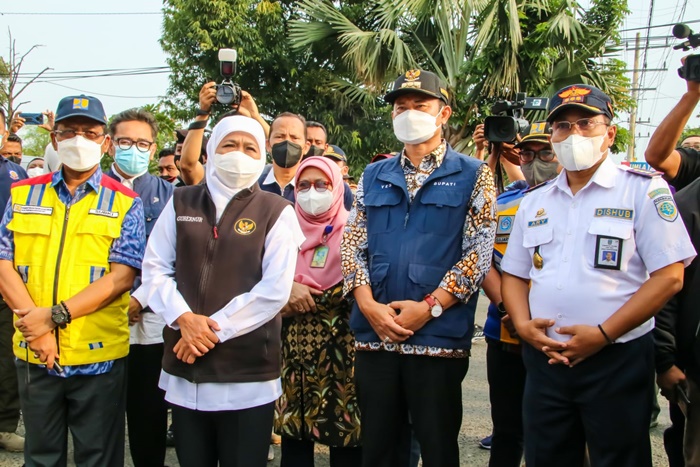 Gubernur bersama Kepala BBPJN dan Bupati Lamongan saat melihat kondisi Jembatan Ngaglik yang ambles dan sedang dilakukan perbaikan.