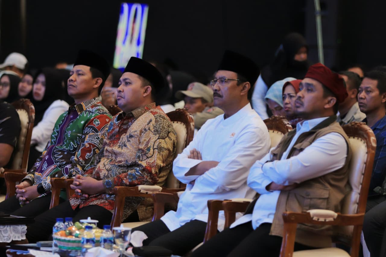 Mensos RI didampingi Wali Kota Pasuruan saat menyapa siswa Sekolah Rakyat