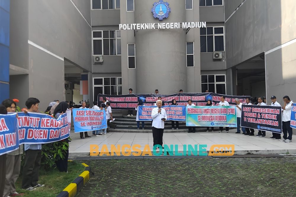 Aksi damai yang dilakukan para tenaga P3K PTNB di gedung kampus setempat. Foto: Hendro Suhartono/BANGSAONLINE