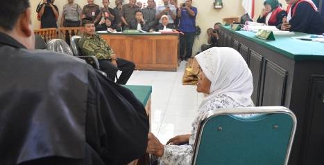Sidang lanjutan nenek Asyani saat Subakri, Kepala Dusun Krastal memberikan kesaksian di depan majelis hakim. foto: Hadi Prayitno/BangsaOnline.com