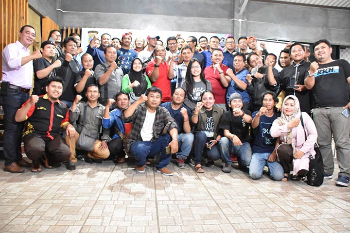 Para wartawan yang meliput di wilayah Sidoarjo foto bareng dengan Kapolres dan jajaran.