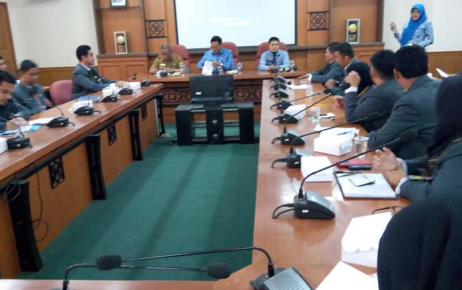 Bupati Sambari ketika menerima peserta Diklatpim dari Makassar. foto: syuhud/ BANGSAONLINE