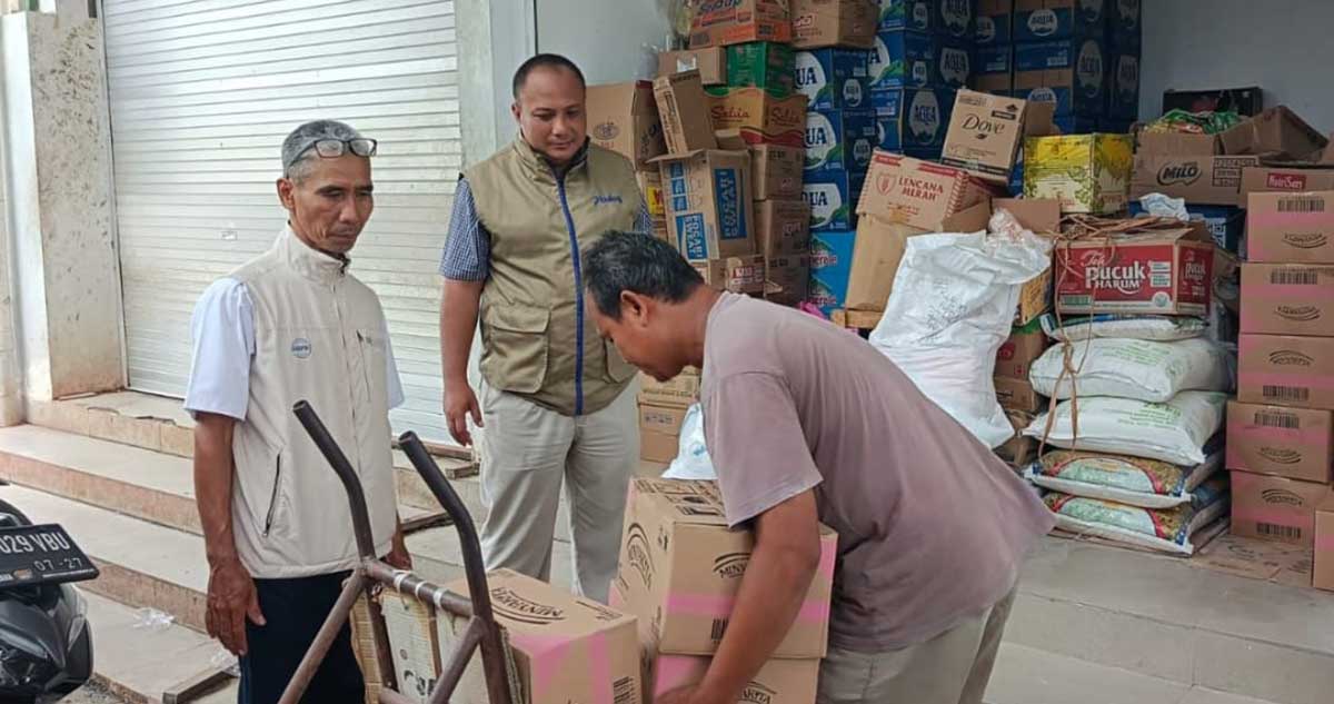 Penyaluran Minyakkita oleh Bulog Kediri di salah satu pasar. Foto: Ist
