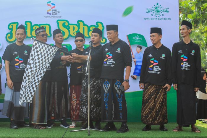 Wali Kota Pasuruan, Adi Wibowo saat memberangkatkan peserta jalan sehat sarungan