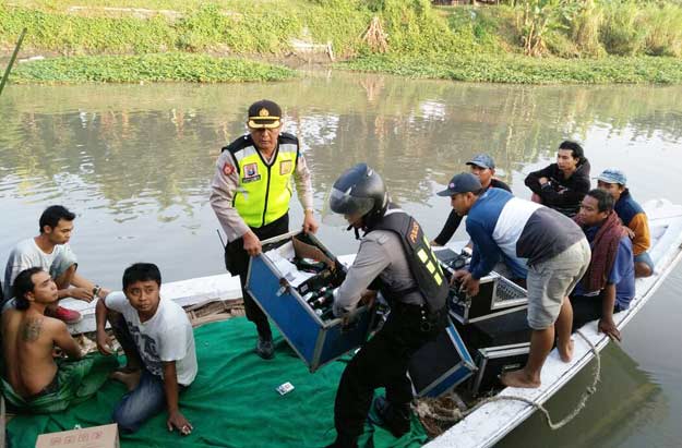 Polisi saat merazia salah satu perahu.