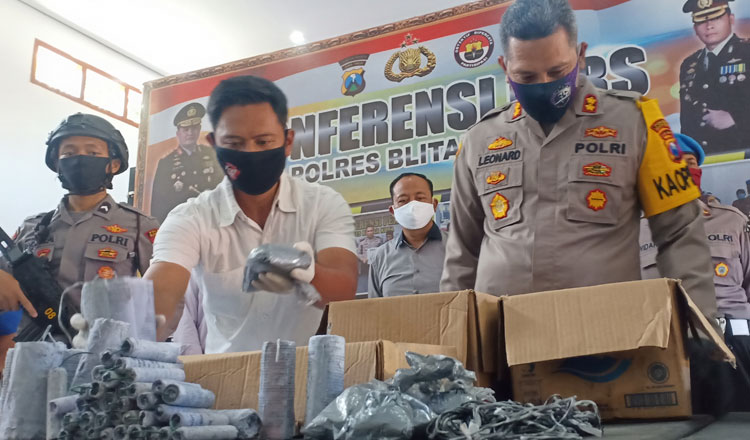 Kapolres Blitar Kota AKBP Leonard M Sinambela menunjukkan barang bukti berupa bahan petasan yang diamankan.