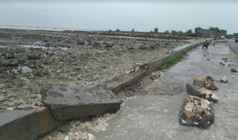 Kondisi tanggul penahan pantai Ngemboh, Kecamatan Ujungpangkah rusak berat setelah diterjang ombak. foto: SYUHUD/ BANGSAONLINE