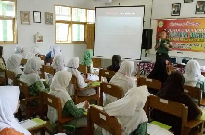 Dandim 0813 Bojonegoro Letkol Inf M. Herry Subagyo saat memberikan materi wawasan kebangsaan. foto: EKY NURHADI/ BANGSAONLINE