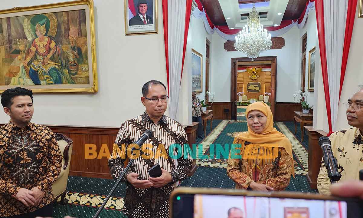 Direktur Perlindungan WNI Kementerian Luar Negeri, Judha Nugraha, saat menggelar konferensi pers di Gedung Negara Grahadi, Surabaya, didampingi Gubernur Khofifah bersama wakilnya, Emil Dardak. Foto: DEVI FITRI AFRIYANTI/BANGSAONLINE