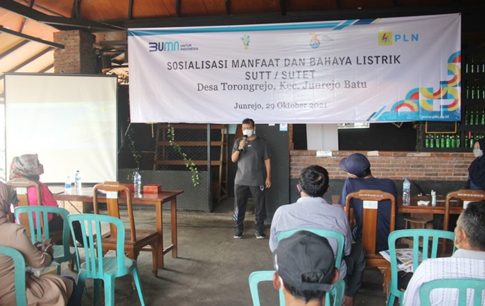 General Manager PLN UIT JBM sedang memberikan penjelasan kepada peserta sosialisasi.