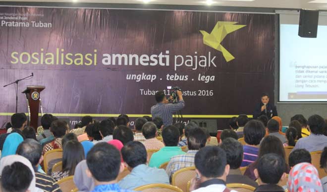 Kepala KPP Pratama Tuban, Eko Radnadi Susetio saat memberikan penjelasan kepada para pengusaha terkait program Tax Amnesty. foto: SUWANDI/ BANGSAONLINE