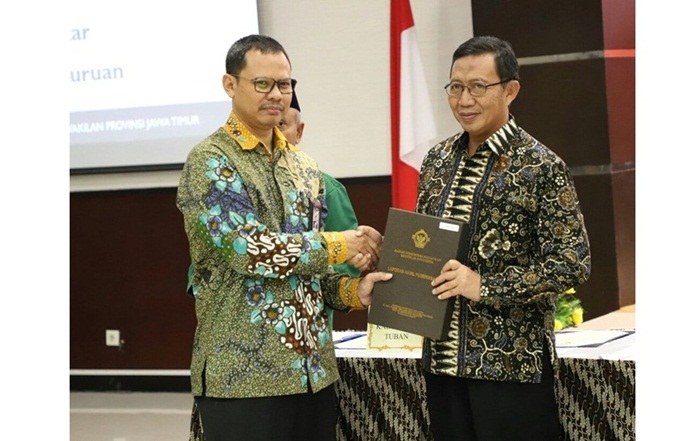 Kepala Perwakilan BPK Provinsi Jawa Timur Ayub Amali saat menyerahkan penghargaan kepada Bupati Tuban H. Fathul Huda.