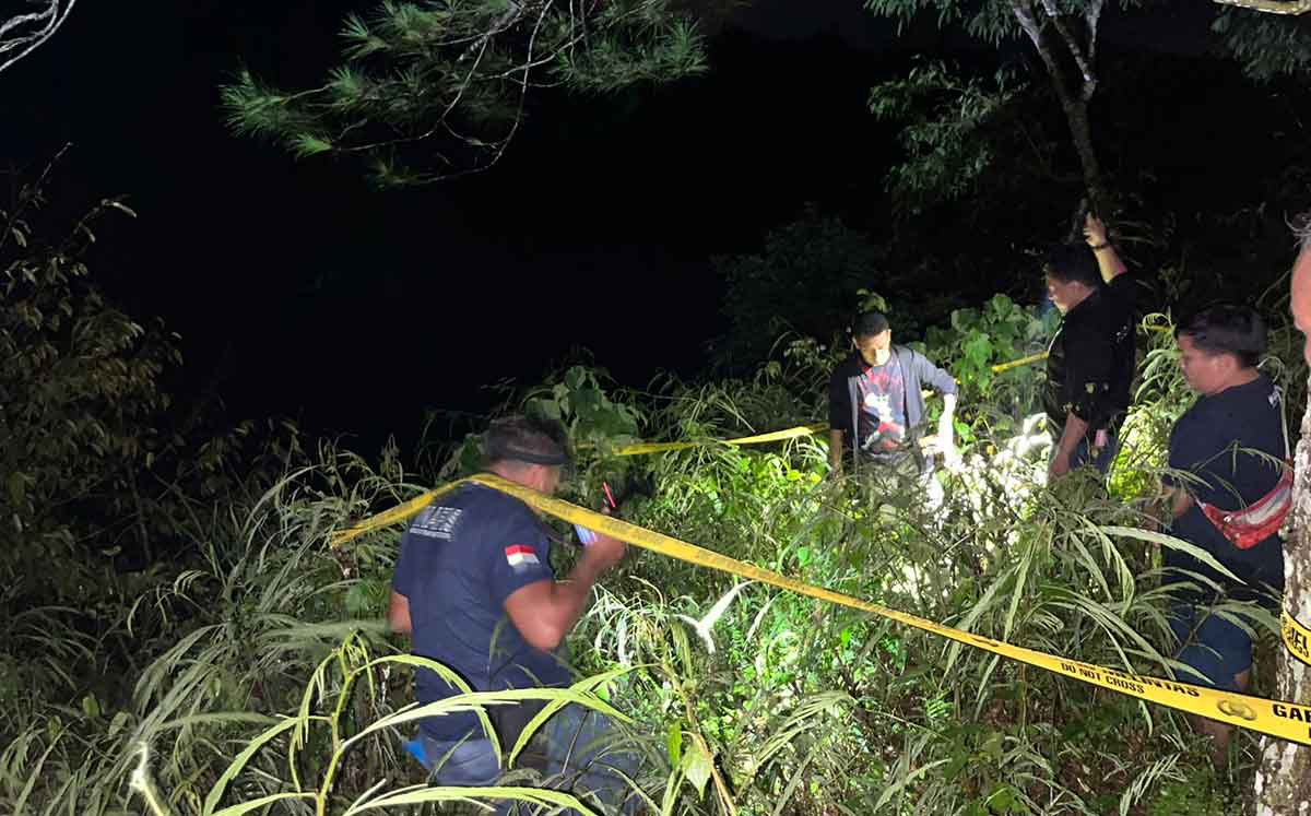 Evakuasi pemburu ayam yang tewas di Blitar.  