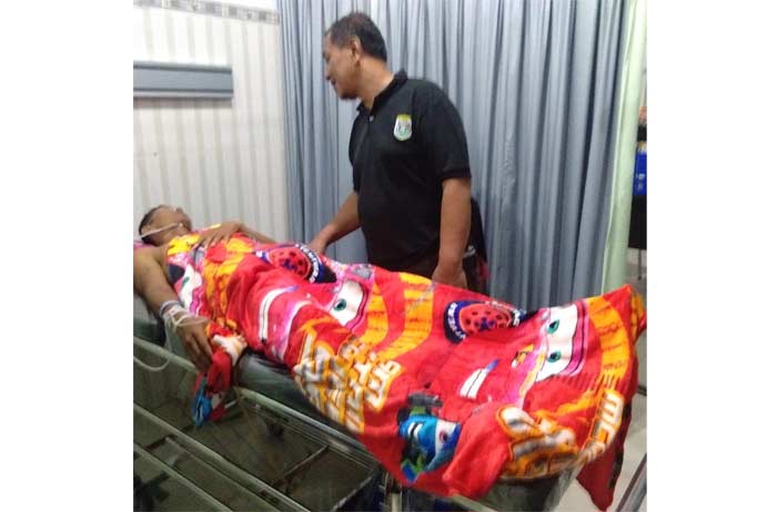 Salah satu korban luka saat mendapatkan perawatan.