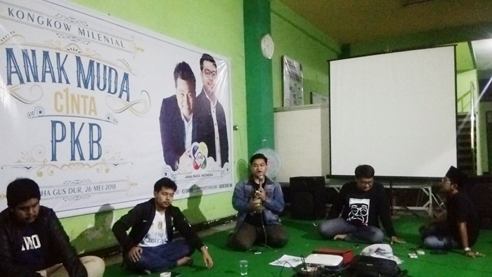 Sekretaris DPC PKB Gresik Imron Rosyidi bersama caleg milenial. Foto: SYUHUD A/BANGSAONLINE
