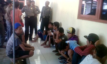 DIAMANKAN: Sebanyak 17 anak jalan diamankan petugas Polsekta Bojonegoro. Mereka diamankan karena sering menggangu ketertiban umum. Foto: Eky Nurhadi/BangsaOnline.com