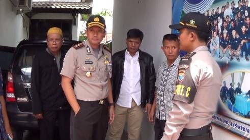 Petugas kepolisian dengan dipimpin Kapolres Kediri Kota AKBP Bambang Wijanarko saat melakukan olah TKP di Kantor Memo Kediri. (Arif Kurniawan/BangsaOnline.com)