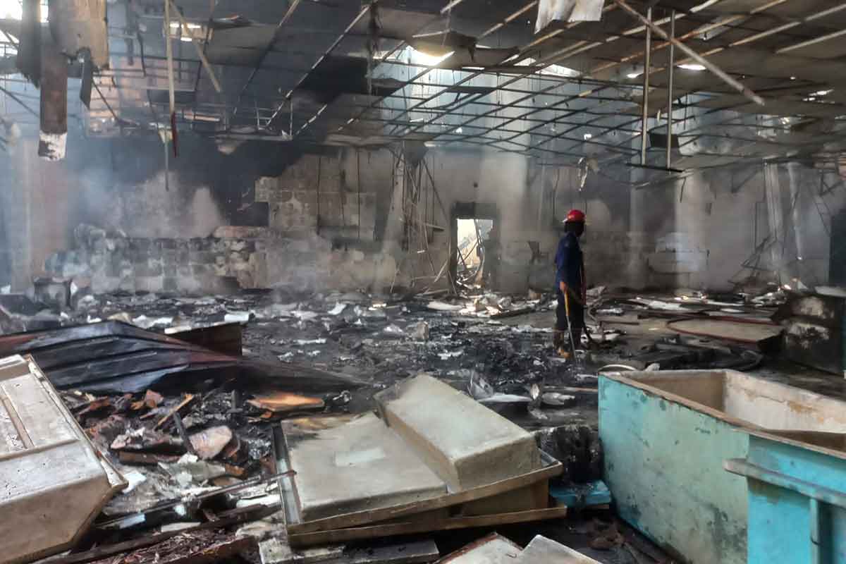Gudang bekas forzen yang berada di Jalan Jalan Brigjen Katamso, Waru, usai dipadamkan oleh petugas Damkar.