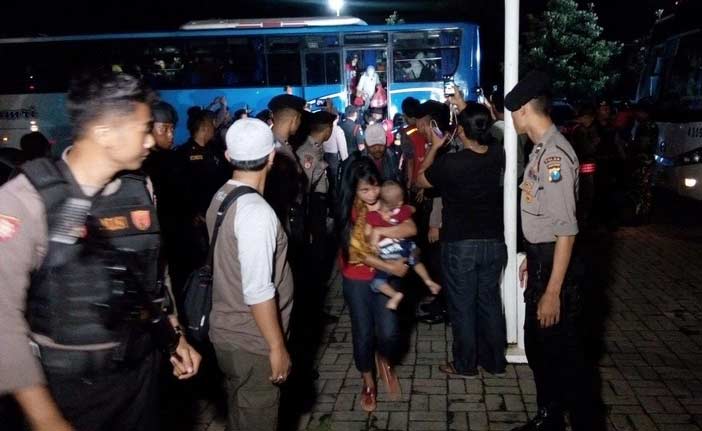 KLOTER KETIGA: Sebanyak 185 eks Gafatar tiba di Asrama Transito Disnakertranduk Jatim, di Surabaya, Minggu (24/1) malam. foto detik.com