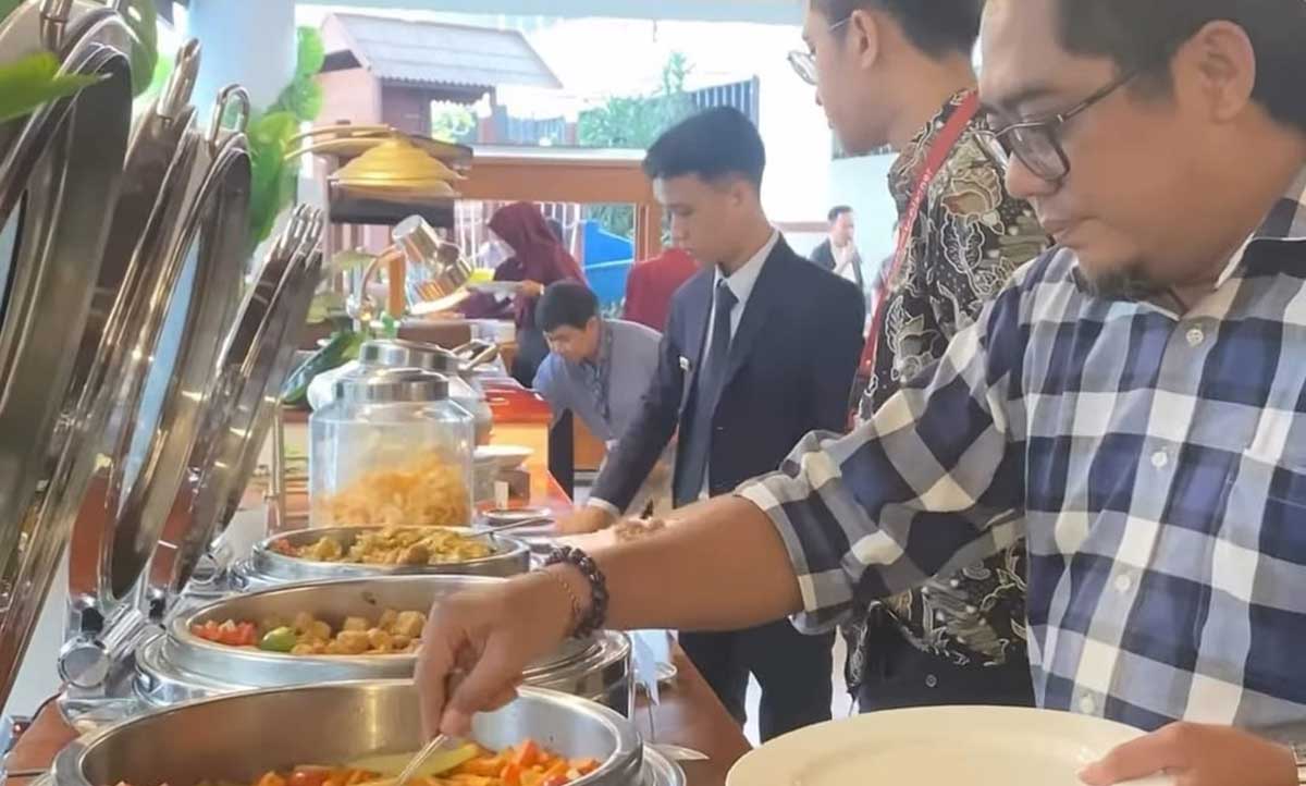 Para tamu saak menikmati sajian dalam launching Asian Harmony Ramadhan Iftar di Rayz UMM Hotel Malang.