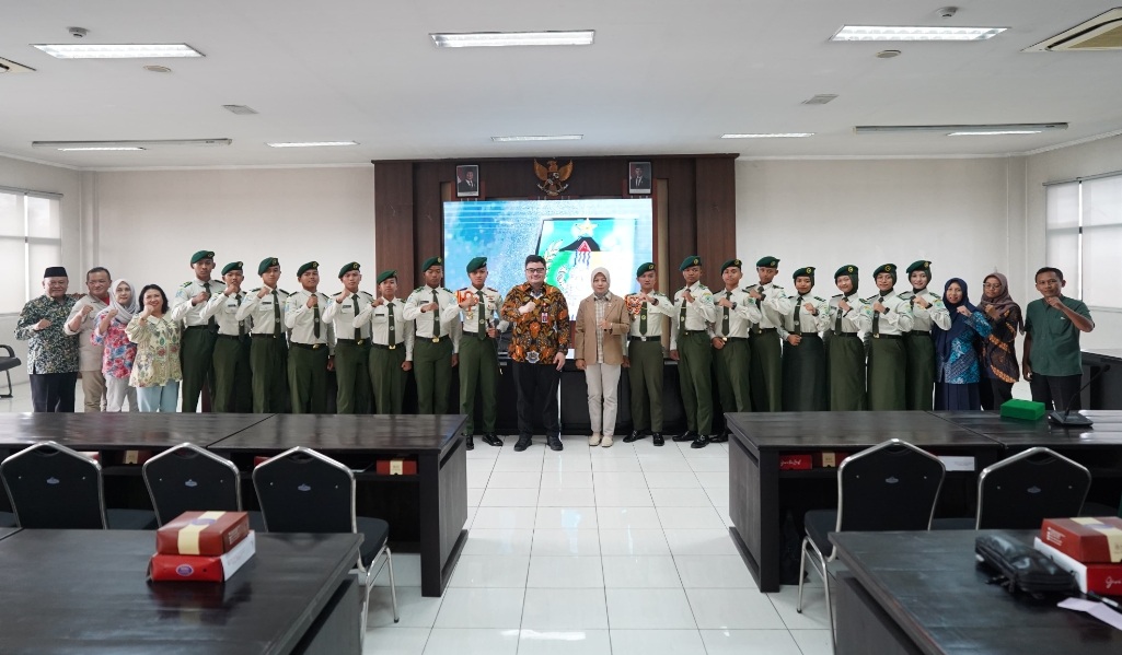 Bupati Kediri Hanindito Himawan Pramana bersama guru dan siswa-siswi SMAN 5 Taruna Brawijaya. (Ist).
