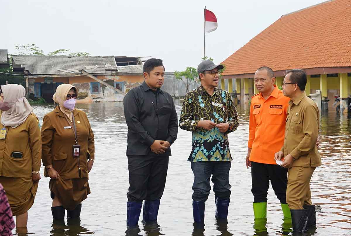 Kalaksa BPBD Jatim, Gatot Soebroto, bersama para petugas saat meninjau banjir di Sidoarjo.