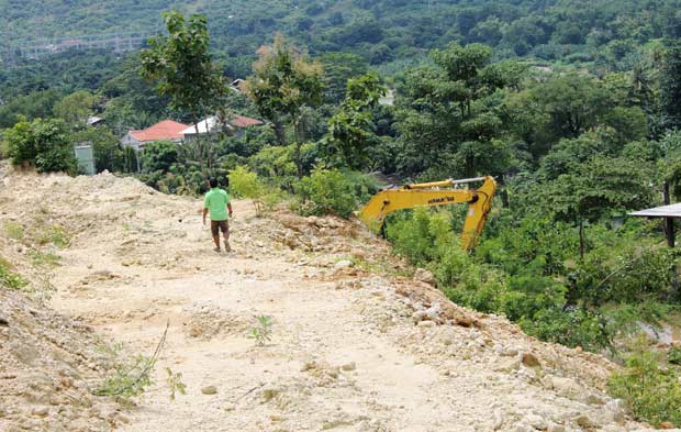 Aktivitas penambangan ilegal menggunakan eskavator di Desa Kotakan yang berpotensi merusak lingkungan. foto: HADI PRAYITNO/ BANGSAONLINE