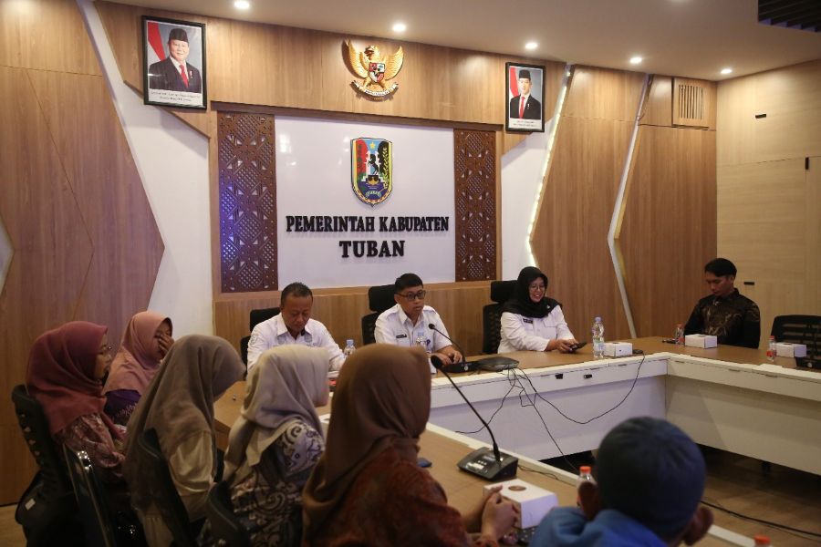 Kepala BNNK Tuban (tengah) bersama jaran serta KBO Satresnarkoba Polres Tuban saat membuka acara Bimtek yang melibatkan Pegiat P4GN unsur pemuda