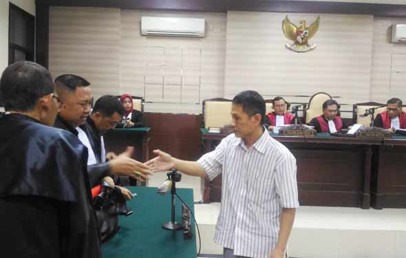 Terdakwa Sugeng Mujiadi, mantan Dirut PDAM Sidoarjo, berjabat tangan dengan JPU usai menjalani sidang terakhir. foto: NANANG I/ BANGSAONLINE