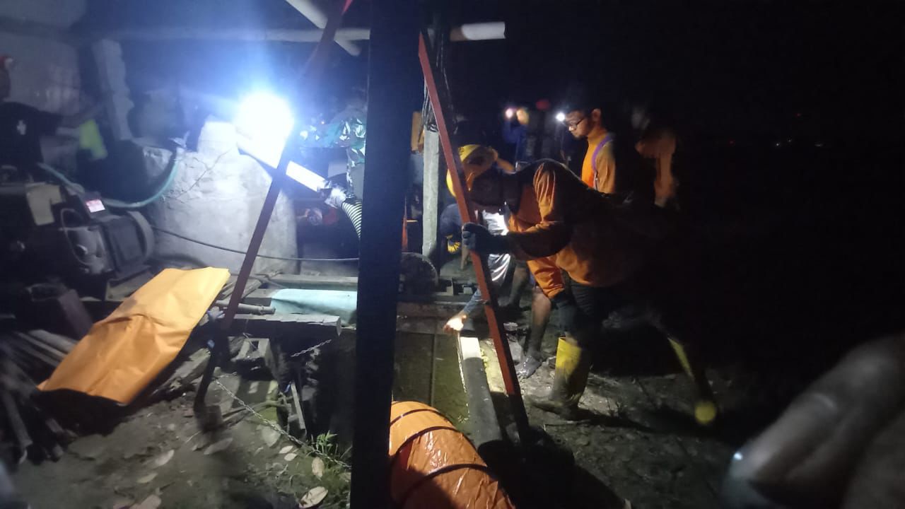 Petugas gabungan saat melakukan evakuasi korban daro dalam sumur