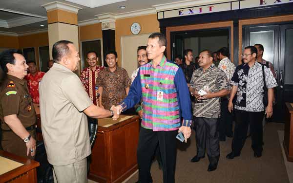 Tim Kemenpolhukam saat tiba untuk sidak persiapan Pilkada di Lamongan. (foto: haris/BANGSAONLINE)