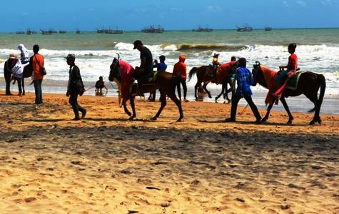 Menunggang kuda di pasir pantai Slopeng, satu wahana alami yang ditawarkan di Pantai Slopeng.foto:lukman/BANGSAONLINE