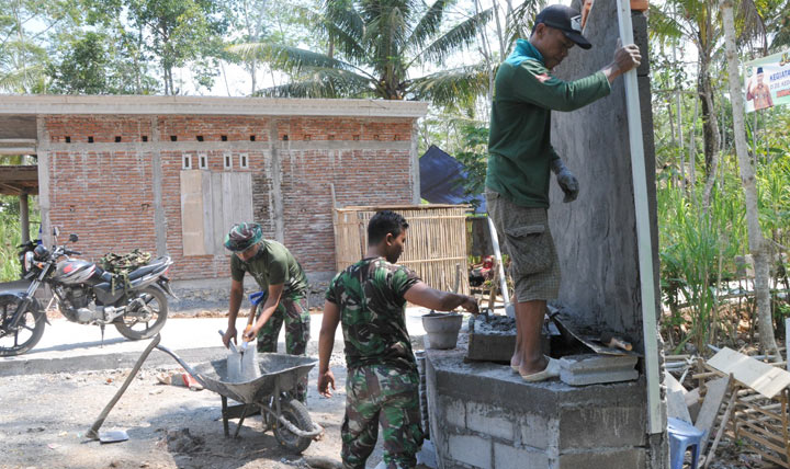 Satgas TMMD mulai melakukan pemlesteran untuk pembangunan tugu prasasti TMMD.