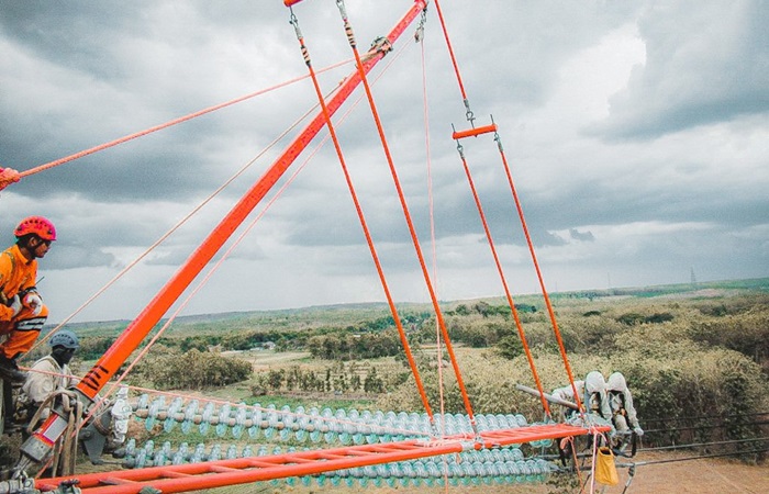 SIGAP: Tim PDKB dalam pemeliharaan SUTET 500 kV Ungaran–Ngimbang.