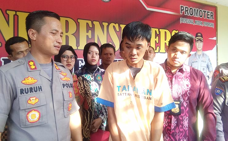 Tersangka penjual istri, Ardian Elga Mahardani saat dimintai keterangan oleh Kapolres Tuban AKBP Ruruh Wicaksono.