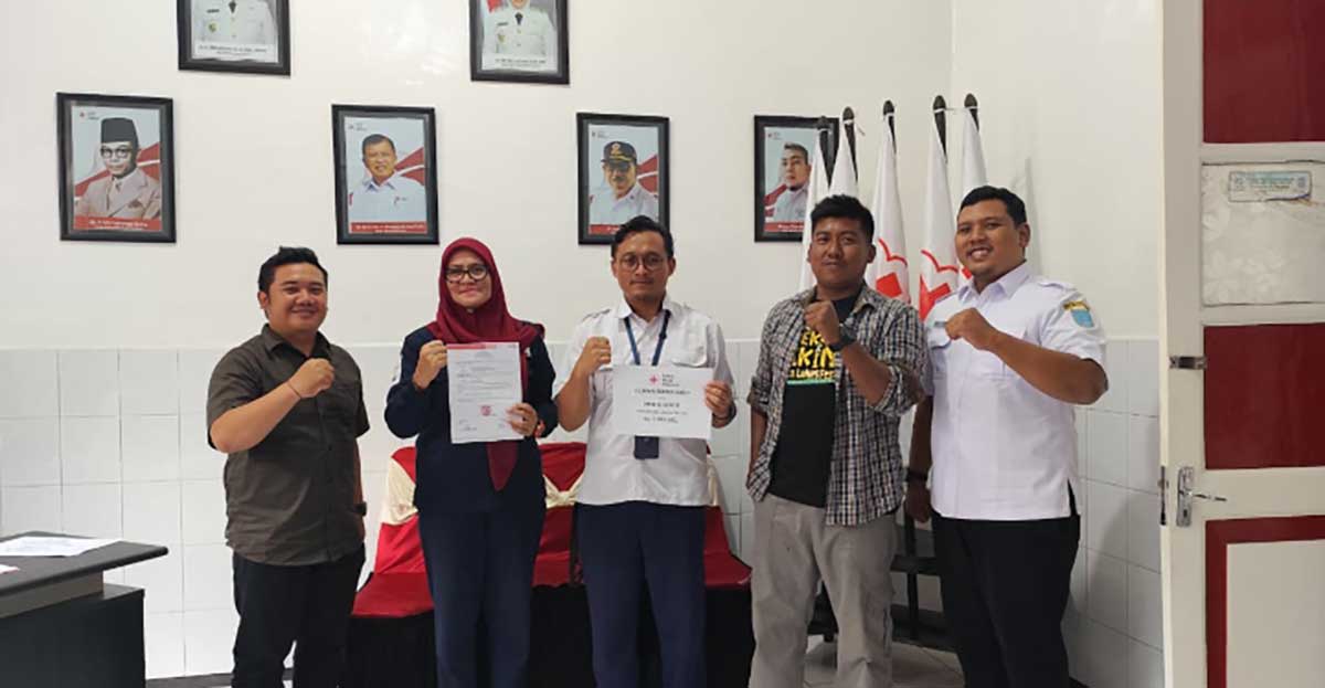 Penyaluran bantuan untuk korban bencana Sumatra dari PMI Kota Probolinggo.